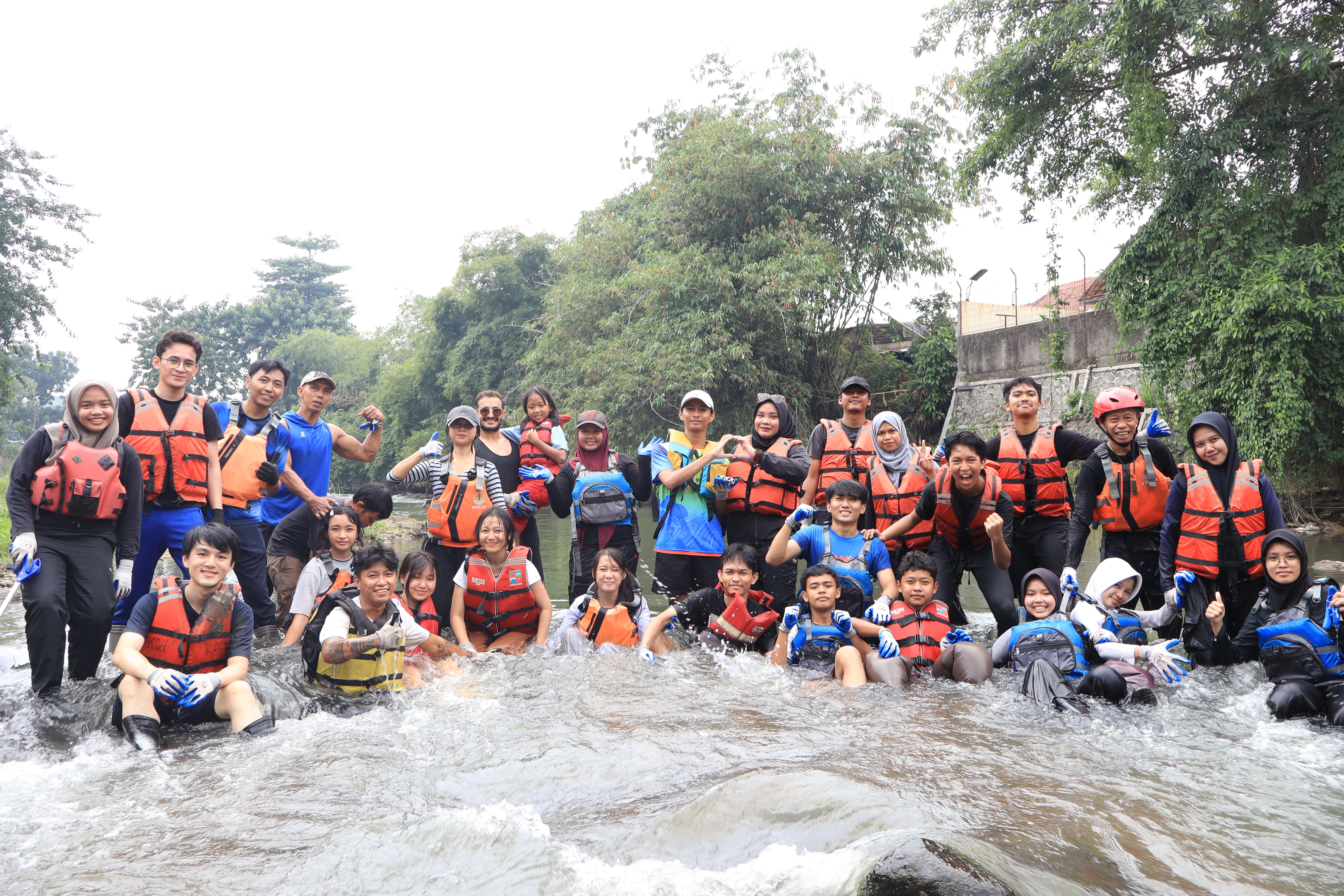 GEMBUL gerakan anak muda bersama ALKESA membersihkan sungai di ciliwung